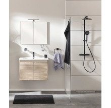 Salle de bains moderne et lumineuse avec meuble sous-lavabo aspect bois, armoire de toilette et système de douche noir.