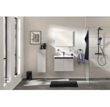 Modernes, helles Badezimmer mit weissem Waschtischunterschrank, Hochschrank, Spiegel und schwarzem Duschsystem mit Regenduschkopf.