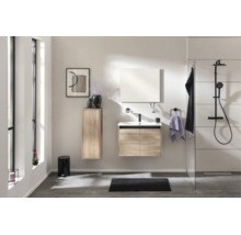 Salle de bain moderne avec meuble sous-vasque et meuble latéral aspect bois, robinetterie noire, miroir et douche de tête.