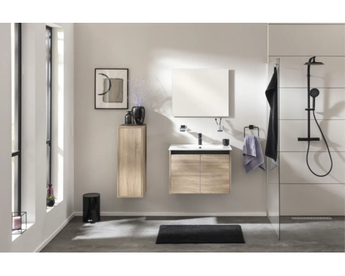 Salle de bain moderne avec meuble sous-vasque et meuble latéral aspect bois, robinetterie noire, miroir et douche de tête.