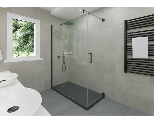 Modernes Bad mit begehbarer Glasdusche, schwarzen Profilen und Duschwanne. Schwarzer Handtuchheizkörper, weisse Aufsatzwaschbecken und graue Fliesen.
