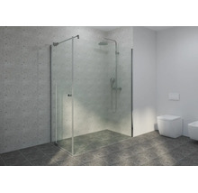 Modernes Badezimmer mit einer begehbaren Dusche aus Glas, Duschsystem in Chrom, hellgrauen Wandfliesen und einem wandhängenden WC.