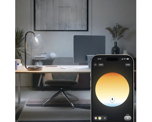 Contrôle intelligent de l'éclairage d'une lampe de bureau via une application mobile dans un bureau à domicile moderne.