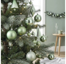 Weihnachtsbaum dekoriert mit matten, glänzenden und glitzernden Kugeln, tropfenförmigen Ornamenten und einer LED-Lichterkette in hellem Ambiente.