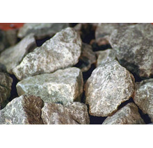 Pierres de sauna grises, rugueuses et anguleuses en pierre naturelle pour poêle de sauna.