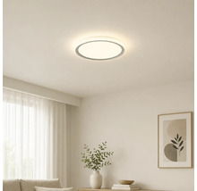 Plafonnier LED rond dans un salon lumineux au design moderne et minimaliste.