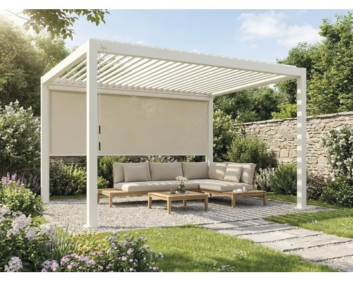 Helle Gartenanlage mit weißer Aluminium-Pergola, Lamellendach, integriertem Seitenrollo und Lounge-Gartenmöbeln aus Holz auf einer Kiesfläche.