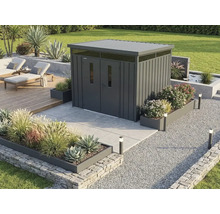 Abri de jardin moderne en métal avec double porte et toit plat dans un jardin organisé avec terrasse en pierre et terrasse en bois.