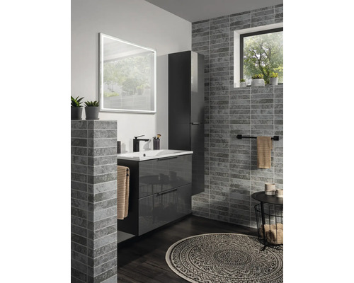 Salle de bain moderne avec meuble sous-vasque gris foncé, miroir LED, armoire haute et carrelage mural aspect pierre grise.