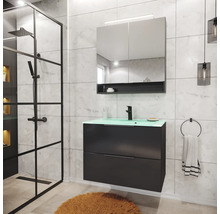 Salle de bains moderne avec meuble sous-lavabo noir, vasque en verre vert, armoire de toilette et douche à l'italienne avec cadre noir.