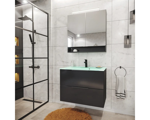 Salle de bains moderne avec meuble sous-lavabo noir, vasque en verre vert, armoire de toilette et douche à l'italienne avec cadre noir.