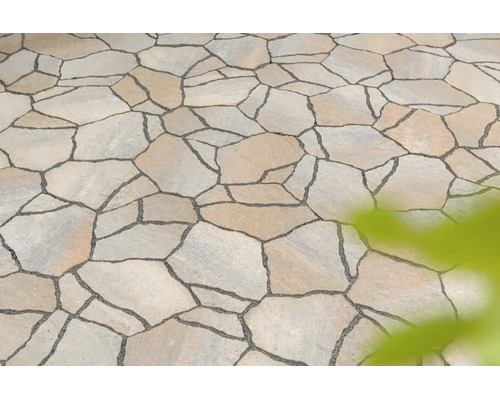 Polygonalplatten aus Naturstein für Terrasse oder Gartenweg, unregelmäßig geformt mit dunklen Fugen.