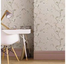 Papier peint avec motif floral et oiseaux dans un bureau lumineux avec un bureau et une chaise blancs.