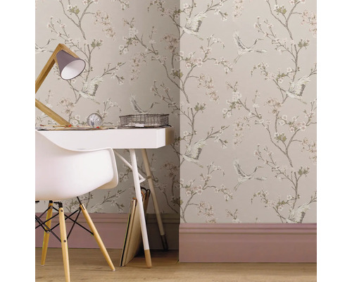 Papier peint avec motif floral et oiseaux dans un bureau lumineux avec un bureau et une chaise blancs.