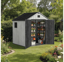 Abri de jardin avec double porte ouverte et étagères intérieures, installé dans un jardin verdoyant, idéal pour ranger outils et plantes.