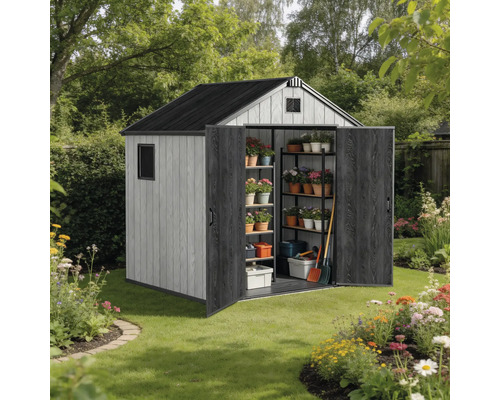 Abri de jardin avec double porte ouverte et étagères intérieures, installé dans un jardin verdoyant, idéal pour ranger outils et plantes.