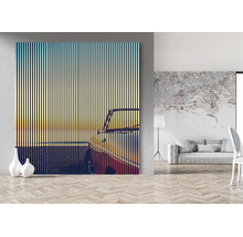Große Fototapete mit Auto-Motiv bei Sonnenuntergang und Streifenmuster in einem modernen Wohnzimmer mit Sofa und Parkettboden.