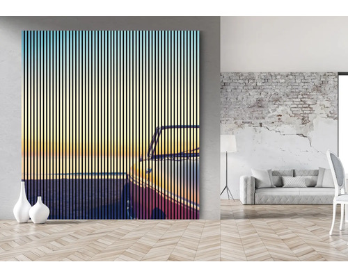 Große Fototapete mit Auto-Motiv bei Sonnenuntergang und Streifenmuster in einem modernen Wohnzimmer mit Sofa und Parkettboden.