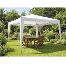 Weißer Faltpavillon im Garten mit einer runden Sitzgruppe aus Holz auf einer Rasenfläche.