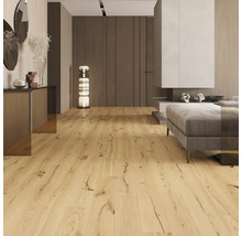 Pièce moderne et lumineuse avec parquet en chêne. L'espace présente de larges lames avec veinage et nœuds et semble organisé.