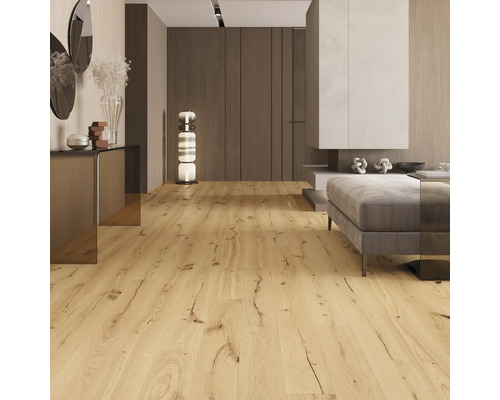 Pièce moderne et lumineuse avec parquet en chêne. L'espace présente de larges lames avec veinage et nœuds et semble organisé.
