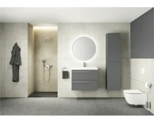 Modernes, helles Badezimmer mit anthrazitfarbenem Waschtischunterschrank, rundem beleuchtetem Spiegel, Hochschrank, Wand-Toilette und begehbarer Dusche.