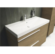 Moderner Waschplatz mit weissem Waschbecken, verchromter Armatur und Unterschrank in Holzoptik mit zwei Schubladen.