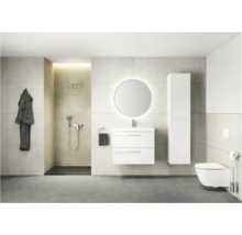 Modernes helles Badezimmer mit weißem Waschtischunterschrank rundem beleuchtetem Spiegel weißem Hochschrank wandhängender Toilette und Dusche