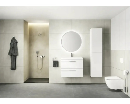 Modernes helles Badezimmer mit weißem Waschtischunterschrank rundem beleuchtetem Spiegel weißem Hochschrank wandhängender Toilette und Dusche