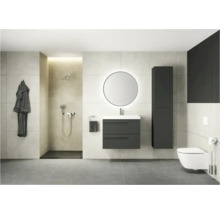 Modernes, helles Badezimmer mit grauem Waschtischunterschrank, rundem beleuchtetem Spiegel, Hochschrank, ebenerdiger Dusche und Wand-WC.