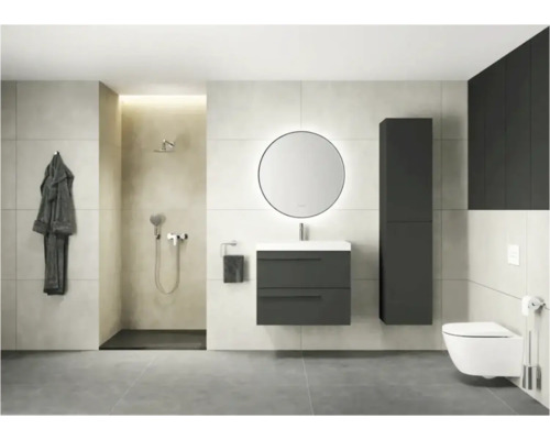 Modernes, helles Badezimmer mit grauem Waschtischunterschrank, rundem beleuchtetem Spiegel, Hochschrank, ebenerdiger Dusche und Wand-WC.