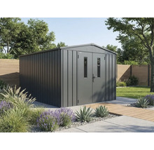 Abri de jardin moderne en métal anthracite avec double porte et fenêtres dans un jardin lumineux et organisé avec clôture en bois et plantes.