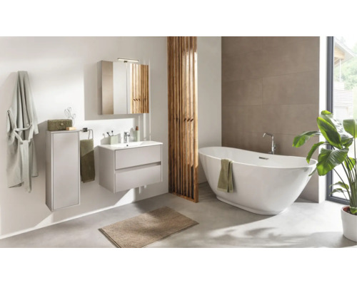 Modernes Badezimmer mit freistehender Badewanne, Waschtischunterschrank, Spiegelschrank, Hochschrank und Trennwand aus Holzlamellen.