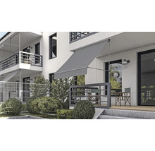 Store télescopique gris installé sur un balcon moderne avec balustrade sombre et sol en bois, protection solaire extérieure.