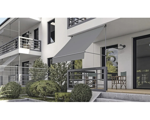 Store télescopique gris installé sur un balcon moderne avec balustrade sombre et sol en bois, protection solaire extérieure.