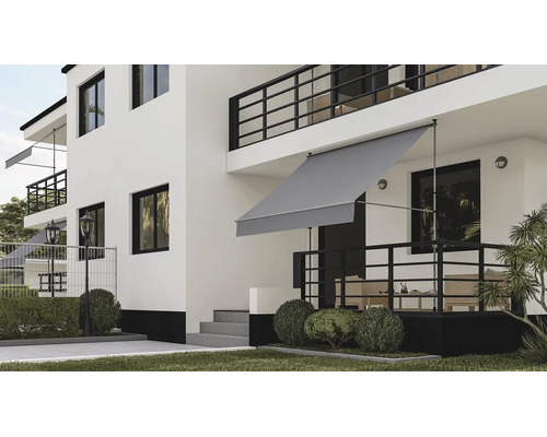 Store banne gris fixé sans perçage sur une terrasse de maison moderne blanche avec jardin.