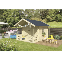 Kinderspielhaus aus Holz mit Satteldach, Veranda und Tür in einem hellen Garten mit Sitzgruppe und kleinem Pool.