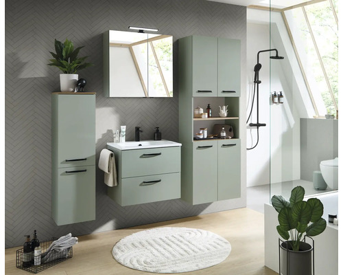 Salle de bains moderne avec meubles vert sauge, meuble sous-lavabo, armoire de toilette, armoires hautes et robinetterie noire.