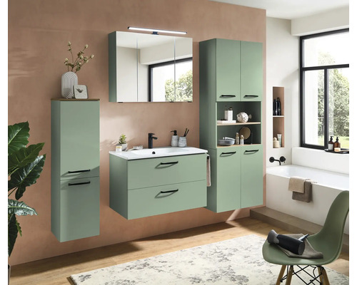 Ensemble de meubles de salle de bains moderne vert sauge, comprenant un meuble sous-vasque, armoire de toilette et colonnes à poignées noires.