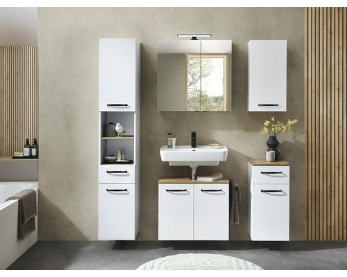 Meubles de salle de bain modernes blancs avec accents bois et poignées noires, comprenant armoire haute, lavabo, armoire de toilette et meubles d'appoint.