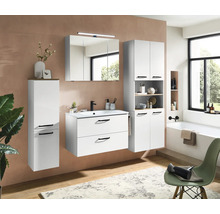Ensemble de meubles de salle de bain moderne avec meuble sous-vasque, armoire de toilette et colonnes de rangement. Scène avec baignoire.