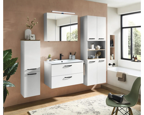 Ensemble de meubles de salle de bain moderne avec meuble sous-vasque, armoire de toilette et colonnes de rangement. Scène avec baignoire.
