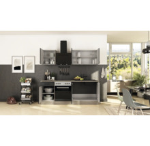 Bloc-cuisine moderne avec placards ouverts, four, plaque de cuisson, hotte et desserte dans une pièce lumineuse et organisée avec coin repas.