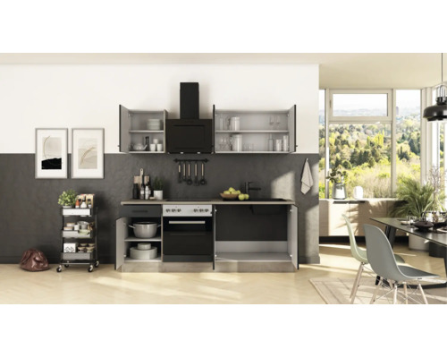 Bloc-cuisine moderne avec placards ouverts, four, plaque de cuisson, hotte et desserte dans une pièce lumineuse et organisée avec coin repas.