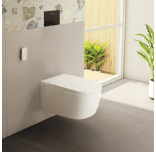 Modernes wandhängendes, spülrandloses Dusch-WC in einem hellen Badezimmer mit Fernbedienung, Betätigungsplatte und VitrA Logo.