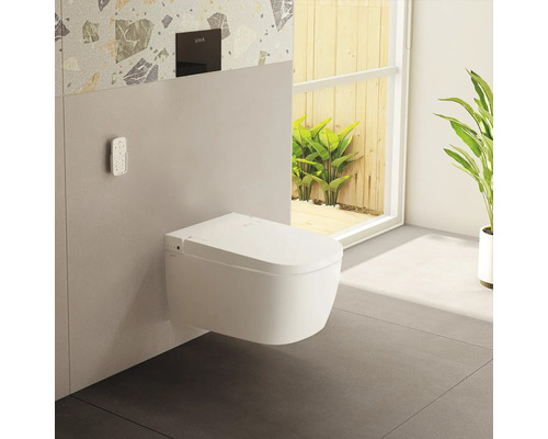 Modernes wandhängendes, spülrandloses Dusch-WC in einem hellen Badezimmer mit Fernbedienung, Betätigungsplatte und VitrA Logo.