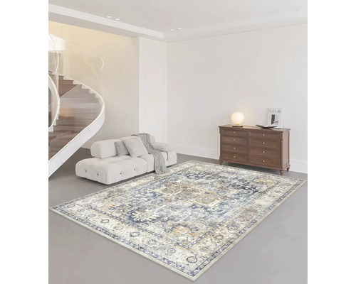 Großer rechteckiger Teppich mit vintage Orientmuster in einem hellen Wohnzimmer mit Sofa, Holzkommode und moderner Treppe.