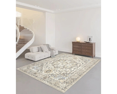 Großer Teppich mit orientalischem Muster in einem hellen Wohnzimmer mit modernem Sofa, Holzkommode und Wendeltreppe.