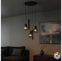 Mehrflammige Pendelleuchte mit Glasschirmen und Zylinderspots, aufgehängt über einem Sofa in einem modern eingerichteten Wohnzimmer. (Image AI modified or generated)