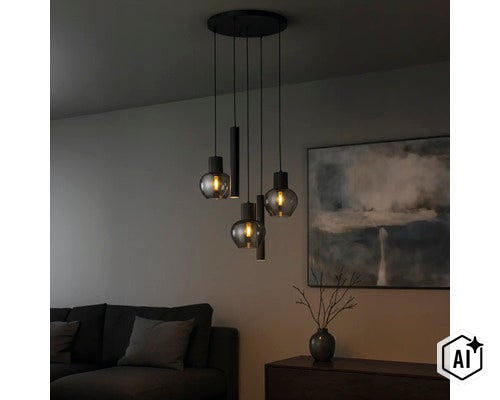 Mehrflammige Pendelleuchte mit Glasschirmen und Zylinderspots, aufgehängt über einem Sofa in einem modern eingerichteten Wohnzimmer. (Image AI modified or generated)